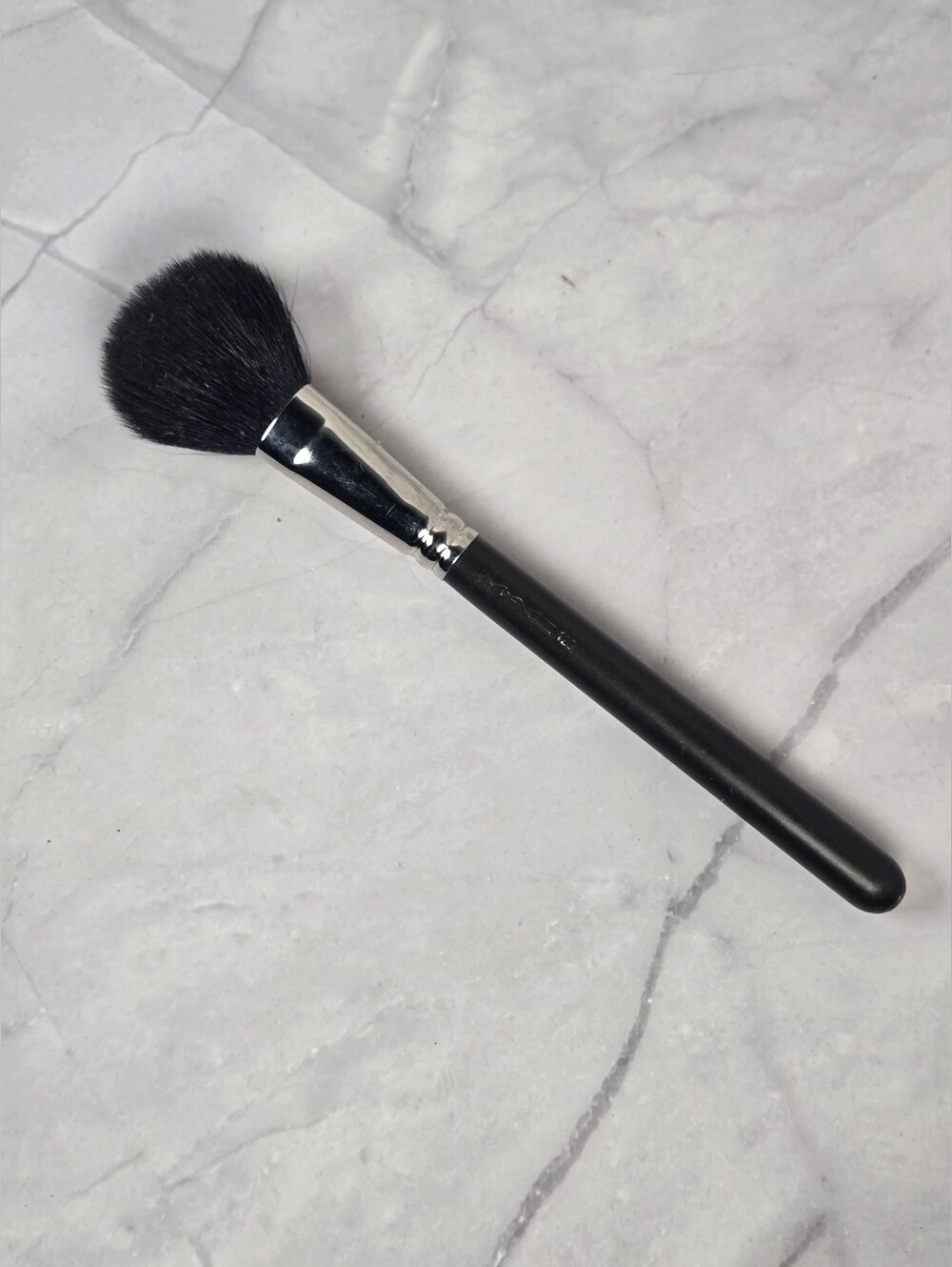 MAC Cosmetics 129 Synthetic Powder / Blush Makeup Brush.